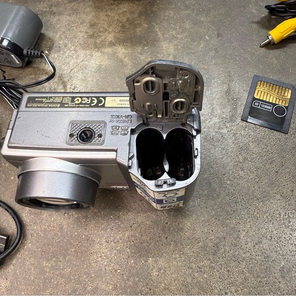 Olympus C-4000 Zoom 4.0MP Digital Camera Bundle w/ Accessories - Picture 6 of 11